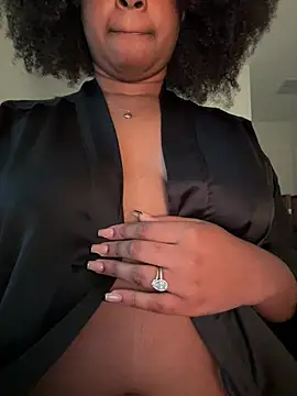 Snapshot of cocoaswretie chatting on February 12, 11:44 pm cocoaswretie online show from February 12, 11:44 pm