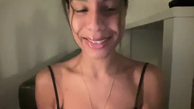 Snapshot of YaraEstelle chatting on May 17, 11:23 pm YaraEstelle online show from May 17, 11:23 pm