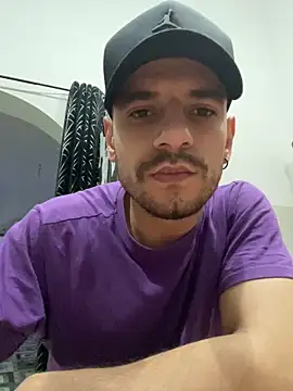 Snapshot of alessand180521 chatting on February 11, 7:52 pm alessand180521 online show from February 11, 7:52 pm