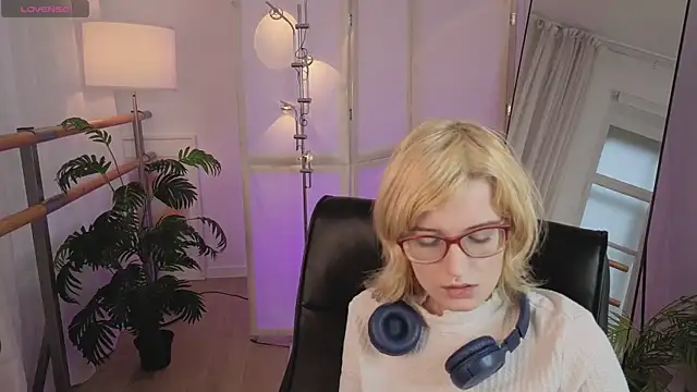 Snapshot of Akimo_ chatting on March 2, 1:40 pm Akimo online show from March 2, 1:40 pm