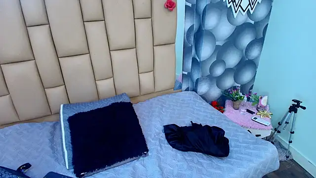 Snapshot of lil_miia chatting on February 14, 7:10 pm lil miia online show from February 14, 7:10 pm