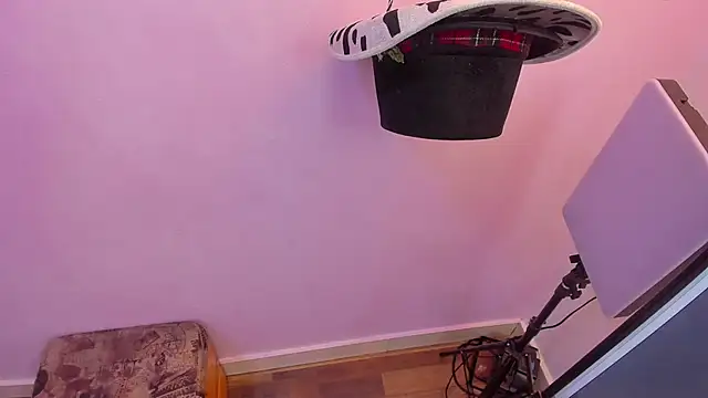 Snapshot of lil_miia chatting on February 24, 7:12 pm lil miia online show from February 24, 7:12 pm