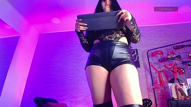 Snapshot of MadameDaphnee chatting on February 4, 11:05 am MadameDaphnee online show from February 4, 11:05 am