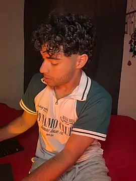 Snapshot of its_alejandro27 chatting on February 19, 1:12 am its alejandro27 online show from February 19, 1:12 am