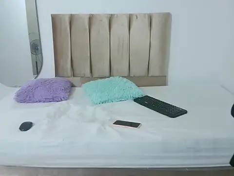 Snapshot of Yizz_laan chatting on February 23, 11:57 pm Yizz laan online show from February 23, 11:57 pm