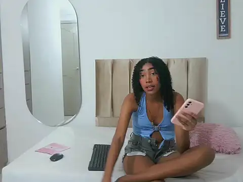 Snapshot of Yizz_laan chatting on February 28, 3:51 am Yizz laan online show from February 28, 3:51 am