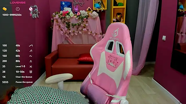 Snapshot of MiraBoom chatting on April 15, 6:15 pm MiraBoom online show from April 15, 6:15 pm