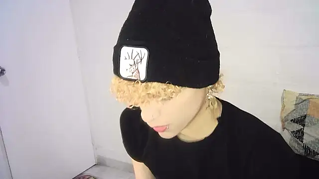 Snapshot of lucke_collins22 chatting on March 2, 8:10 am lucke collins22 online show from March 2, 8:10 am