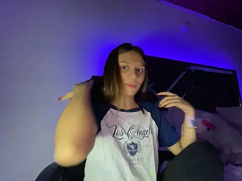 Snapshot of alison_parkerr26 chatting on February 7, 3:32 am alison parkerr26 online show from February 7, 3:32 am