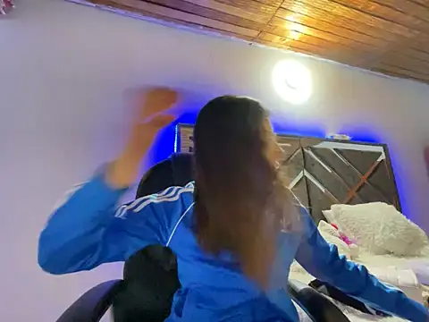 Snapshot of alison_parkerr26 chatting on February 10, 2:37 am alison parkerr26 online show from February 10, 2:37 am