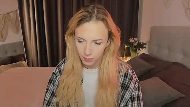 Snapshot of Tiffany__King chatting on April 15, 5:25 am Tiffany King online show from April 15, 5:25 am