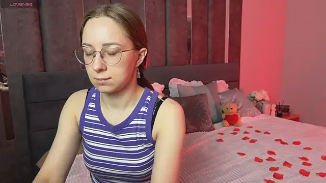 Snapshot of LillAlice chatting on February 10, 12:48 am LillAlice online show from February 10, 12:48 am