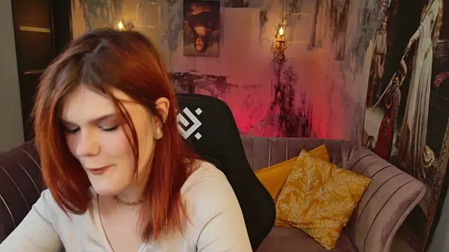 Snapshot of EllieFoxy chatting on February 18, 9:44 pm EllieFoxy online show from February 18, 9:44 pm