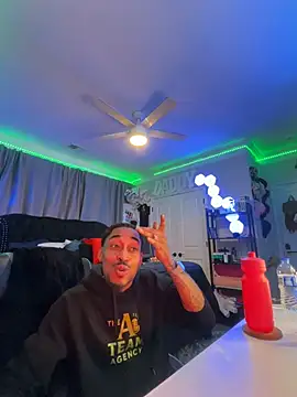 StillArQuez online show from July 20, 1:57 pm
