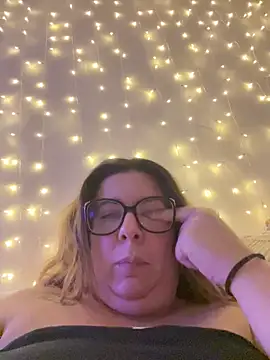 Snapshot of JasmineGlow7 chatting on April 22, 10:33 pm JasmineGlow7 online show from April 22, 10:33 pm