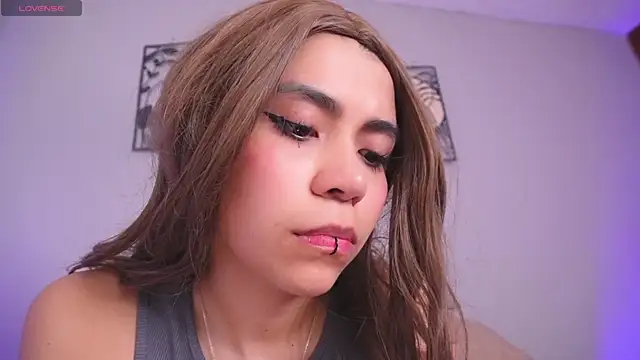 loveegirll1 online show from April 10, 4:28 am