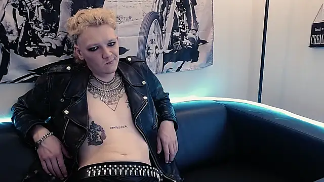 Snapshot of DadWizard chatting on February 6, 3:44 am DadWizard online show from February 6, 3:44 am