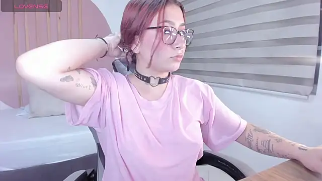 Snapshot of charlottee27_ chatting on February 6, 2:05 am charlottee27 online show from February 6, 2:05 am