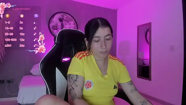 Snapshot of charlottee27_ chatting on June 18, 1:39 am charlottee27 online show from June 18, 1:39 am
