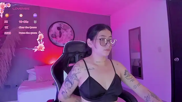 Snapshot of charlottee27_ chatting on June 25, 2:11 am charlottee27 online show from June 25, 2:11 am