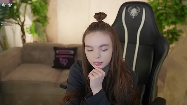 Snapshot of Zlata_Sky chatting on December 13, 7:53 pm Zlata Sky online show from December 13, 7:53 pm