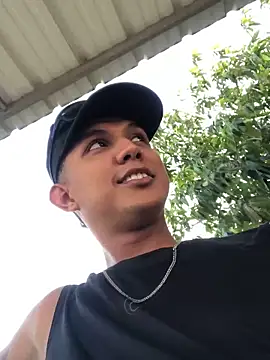 Snapshot of _Usher chatting on February 24, 10:19 pm Usher online show from February 24, 10:19 pm