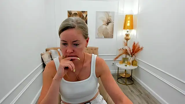 CharlotteKerti online show from June 14, 7:38 pm