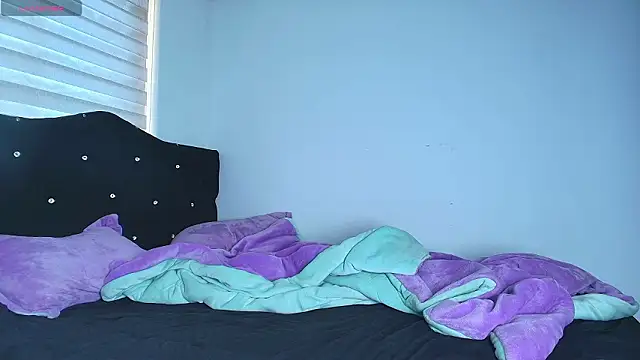 Snapshot of alys_love chatting on February 18, 4:36 pm alys love online show from February 18, 4:36 pm