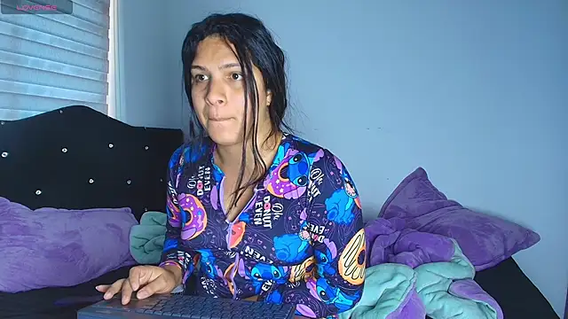 Snapshot of alys_love chatting on February 24, 7:01 pm alys love online show from February 24, 7:01 pm