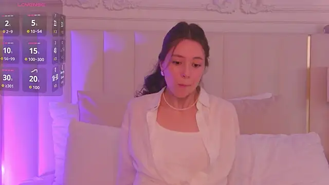 AlisseMoore online show from April 7, 6:47 am