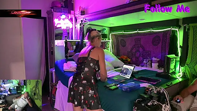 Katycouple69 online show from May 22, 11:54 pm