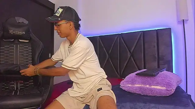 Snapshot of StellayDrake chatting on February 5, 3:27 pm StellayDrake online show from February 5, 3:27 pm