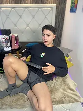 Snapshot of Samu_Hott chatting on February 3, 8:36 pm Samu Hott online show from February 3, 8:36 pm