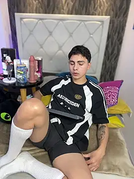 Snapshot of Samu_Hott chatting on February 7, 8:12 pm Samu Hott online show from February 7, 8:12 pm