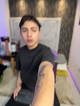 Snapshot of Samu_Hott chatting on February 9, 8:24 pm Samu Hott online show from February 9, 8:24 pm