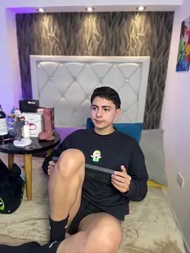 Snapshot of Samu_Hott chatting on February 10, 8:24 pm Samu Hott online show from February 10, 8:24 pm