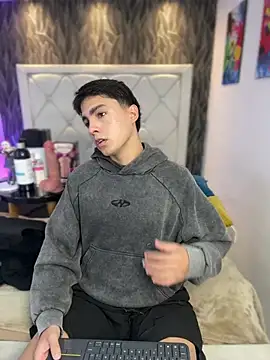 Snapshot of Samu_Hott chatting on February 13, 8:27 pm Samu Hott online show from February 13, 8:27 pm