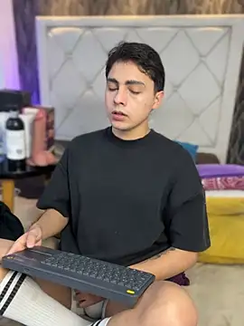 Snapshot of Samu_Hott chatting on February 18, 8:05 pm Samu Hott online show from February 18, 8:05 pm