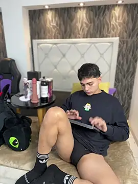 Snapshot of Samu_Hott chatting on February 23, 8:17 pm Samu Hott online show from February 23, 8:17 pm