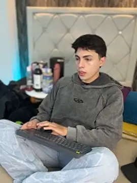 Samu Hott online show from April 8, 8:20 pm