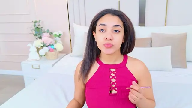 Snapshot of Luna_Cortier chatting on April 7, 5:19 am Luna Cortier online show from April 7, 5:19 am
