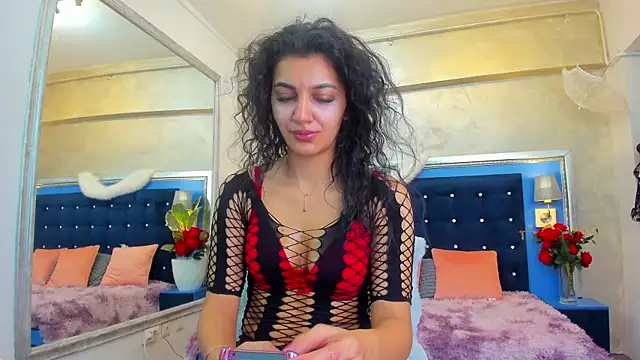 Snapshot of YasmineDelight chatting on February 6, 8:18 am YasmineDelight online show from February 6, 8:18 am