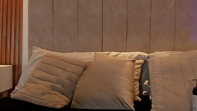 Snapshot of _Laura_saenz1 chatting on February 18, 12:23 pm Laura saenz1 online show from February 18, 12:23 pm