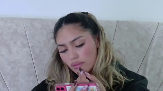 Snapshot of Maddy_Beluci chatting on June 1, 10:33 pm Maddy Beluci online show from June 1, 10:33 pm