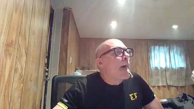 Snapshot of melvinsnow chatting on October 22, 5:13 pm melvinsnow online show from October 22, 5:13 pm