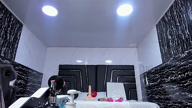 Snapshot of Ladyy_Scarlett chatting on June 11, 2:33 am Ladyy Scarlett online show from June 11, 2:33 am