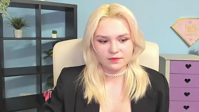 Snapshot of SweetLilyxo chatting on February 14, 2:47 pm SweetLilyxo online show from February 14, 2:47 pm