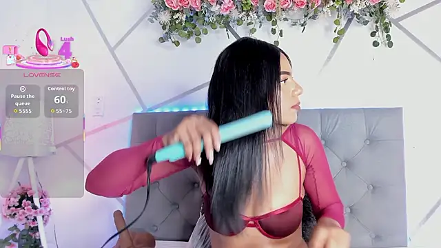 Snapshot of Khloe_Rosee chatting on February 7, 7:50 pm Khloe Rosee online show from February 7, 7:50 pm