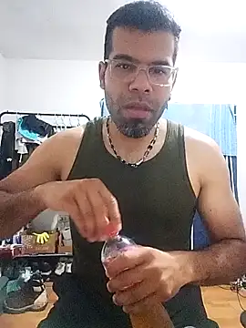 Snapshot of thom_1 chatting on February 16, 1:57 am thom 1 online show from February 16, 1:57 am