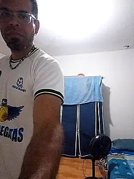 Snapshot of thom_1 chatting on February 23, 12:41 am thom 1 online show from February 23, 12:41 am